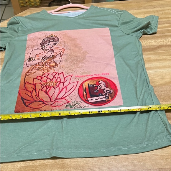 S/M Green Graphic T-Shirt with Asian Lady Prayer. Happy New Year 2026 - Picture 3 of 8